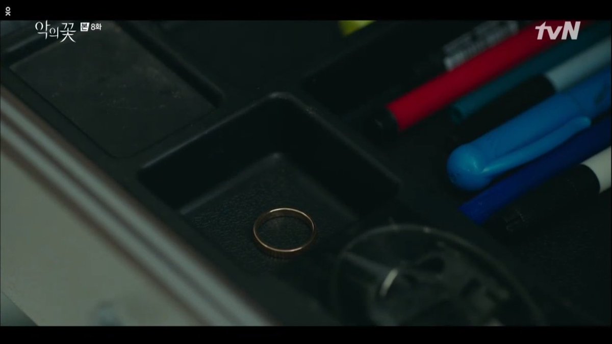 JIWON REMOVING HER WEDDING RING PRETTY MUCH SAYS WHAT PATH SHE'S GOING TO TAKE. UGH  #FlowerOfEvil