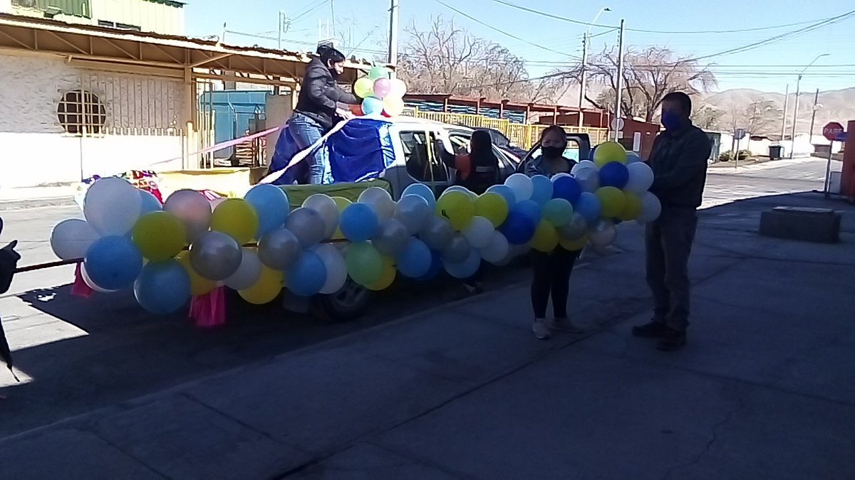 JoseGuerrero_sg's tweet photo. Nuestro equipo municipal trabaja a full en #SierraGorda para llevar esta linda sorpresa a los niños de la comuna, a días de celebrar su día . En momentos como este, es q hace más importante estar junto a nuestros vecinos y sus familias 
#Covid_19 #QuedateEnCasa https://t.co/FnplGCY830