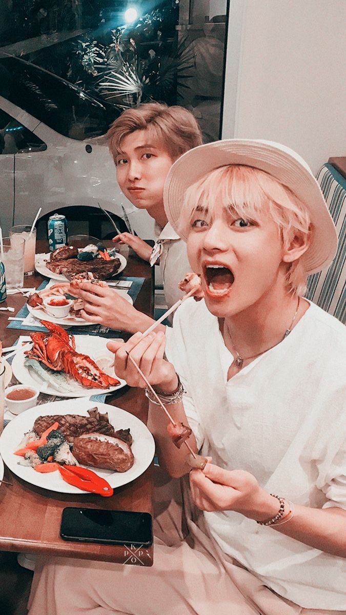 __minmini__'s tweet photo. Если вы хотите на ужин с BTS и не можете туда попасть (как и я)😂, то можете насладится этими фотками☺️💜 #BTS #BTS_Dynamite_ONEword https://t.co/yBM6rg2mFW