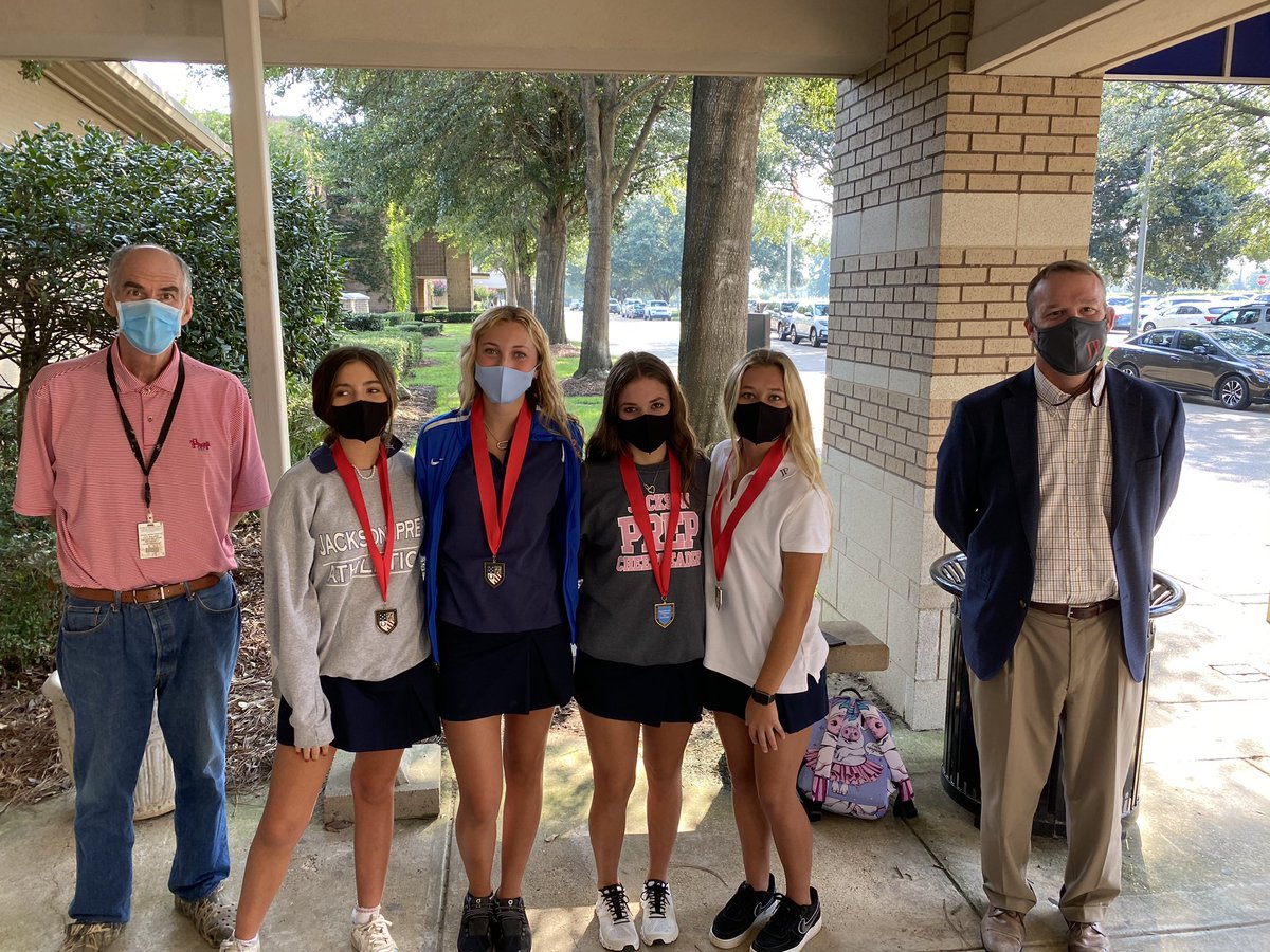 MAD Project celebration! Seniors Bella Brumfeild, Hannah Carter, Sydney Ray and Ruth Emmerich are awarded the Jackson Prep Impact Award for Leadership and Excellence by Head of School-Lawrence Coco and SH Principal Dr Luke Nealey. Prep student leaders impact our community!!!