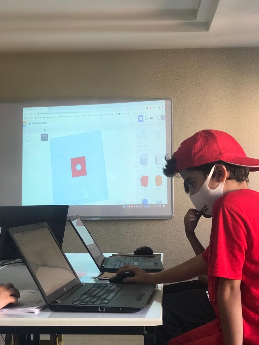 Mucitlerimizle Tincercad programı ile 3 boyutlu tasarımlarımızı yapmaya başladık.Öğrenirken eğleniyoruz 😊 #3boyutlutasarım #tincercad #üretençocuklaratölyesi #mblock #kodlama #robotikkodlama #bilişimteknolojileri #bilim #teknoloji #arduino #bloktabanlıkodlama #scratch #tinkercad