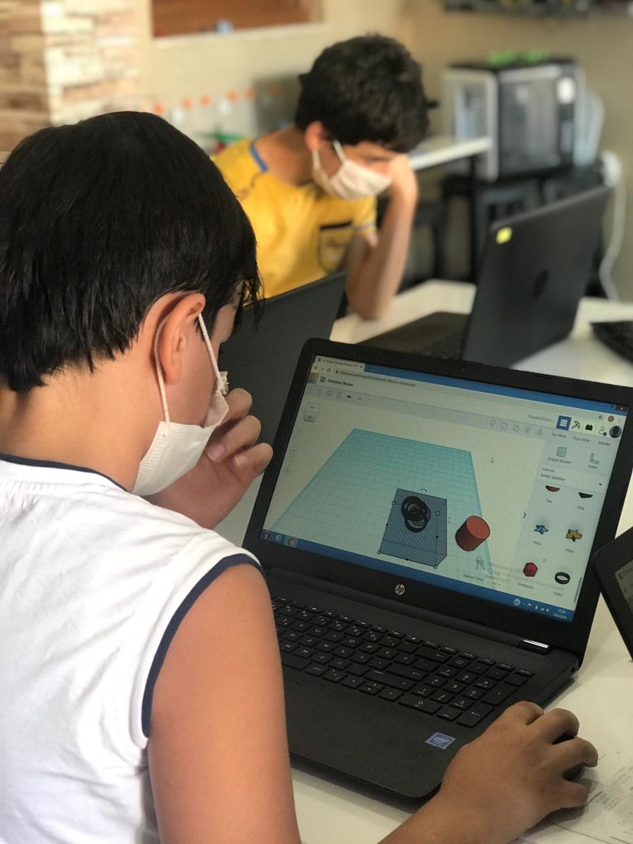 arirobotic's tweet photo. Mucitlerimizle Tincercad programı ile 3 boyutlu tasarımlarımızı yapmaya başladık.Öğrenirken eğleniyoruz 😊 #3boyutlutasarım #tincercad #üretençocuklaratölyesi #mblock #kodlama #robotikkodlama #bilişimteknolojileri #bilim #teknoloji #arduino #bloktabanlıkodlama #scratch #tinkercad https://t.co/wP1Flsemay