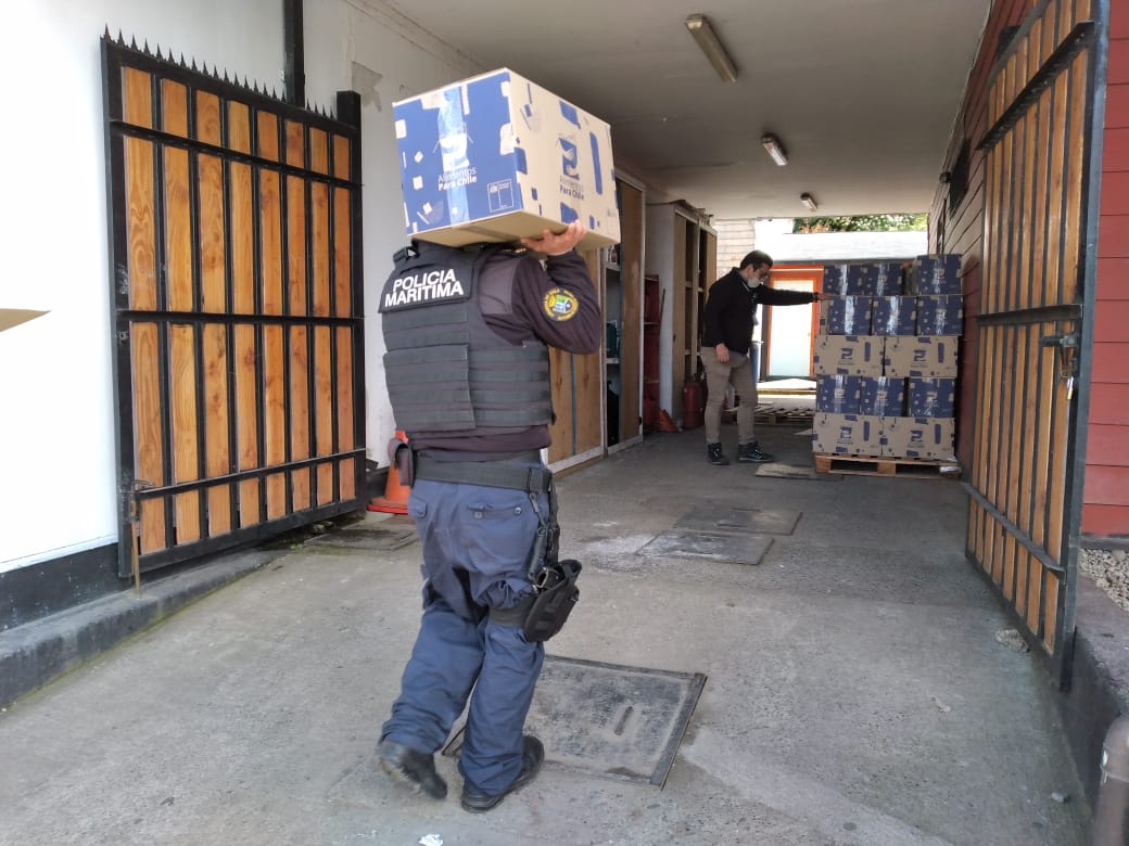 DGTM_Chile's tweet photo. Personal de la Capitanía de Puerto de Chonchi prestó a apoyo en la recepción de 290 canastas familiares para la comuna.
119 cajas quedaron en acopio mientras que las otras 171 se entregaron a familias de los sectores rurales de #Natri, #Huillinco, #Quiao y #Notue.
@Armada_Chile https://t.co/HqBrVwk7I2