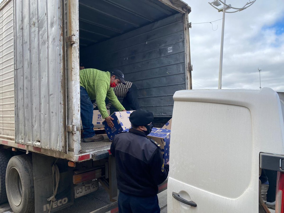 DGTM_Chile's tweet photo. Personal de la Capitanía de Puerto de Chonchi prestó a apoyo en la recepción de 290 canastas familiares para la comuna.
119 cajas quedaron en acopio mientras que las otras 171 se entregaron a familias de los sectores rurales de #Natri, #Huillinco, #Quiao y #Notue.
@Armada_Chile https://t.co/HqBrVwk7I2