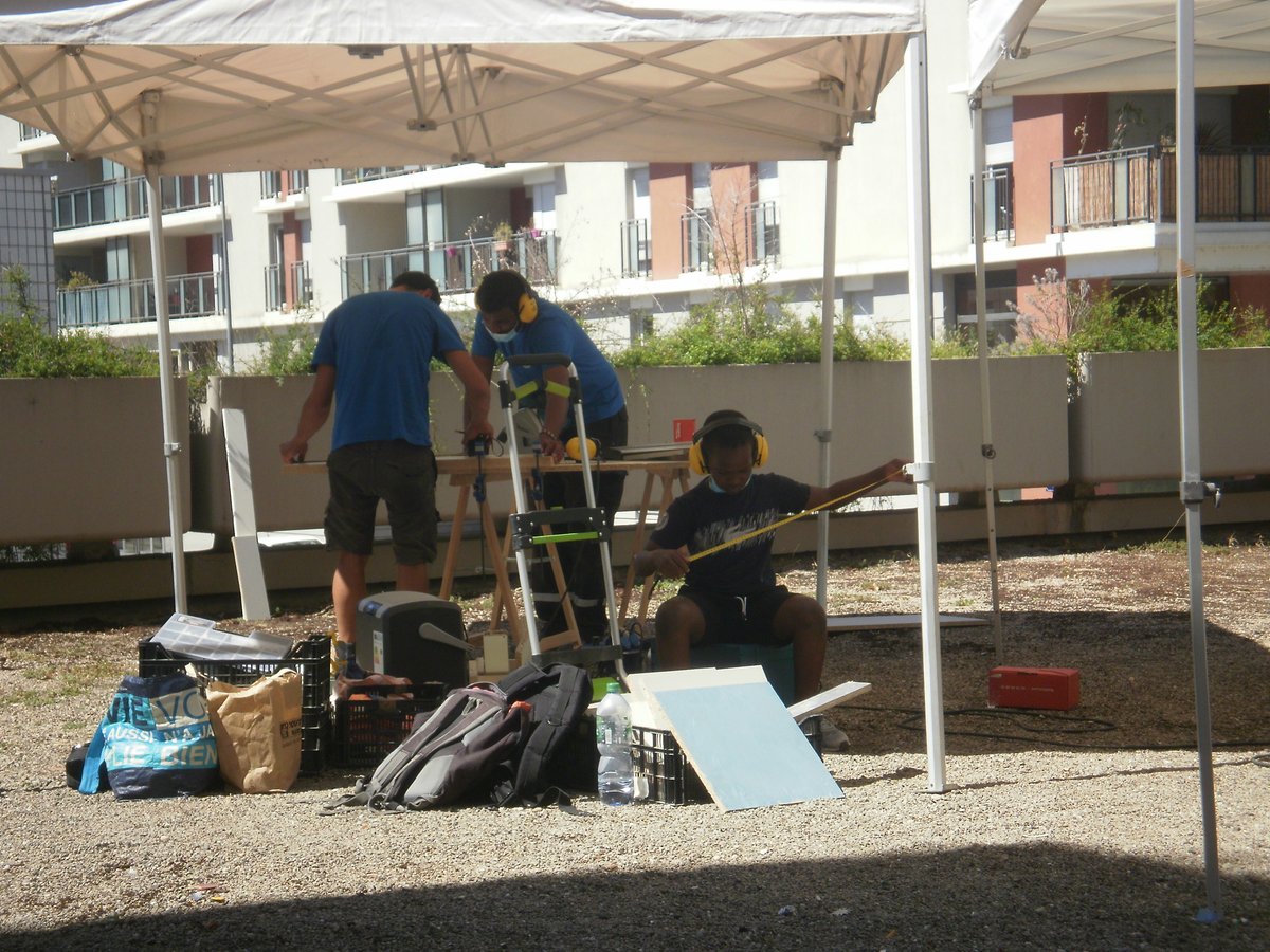BarellesB's tweet photo. city stade sur la résidence. Bravo aux jeunes qui ont bien voulus malgré la chaleur participer à la réalisation. https://t.co/YzniPwh96E