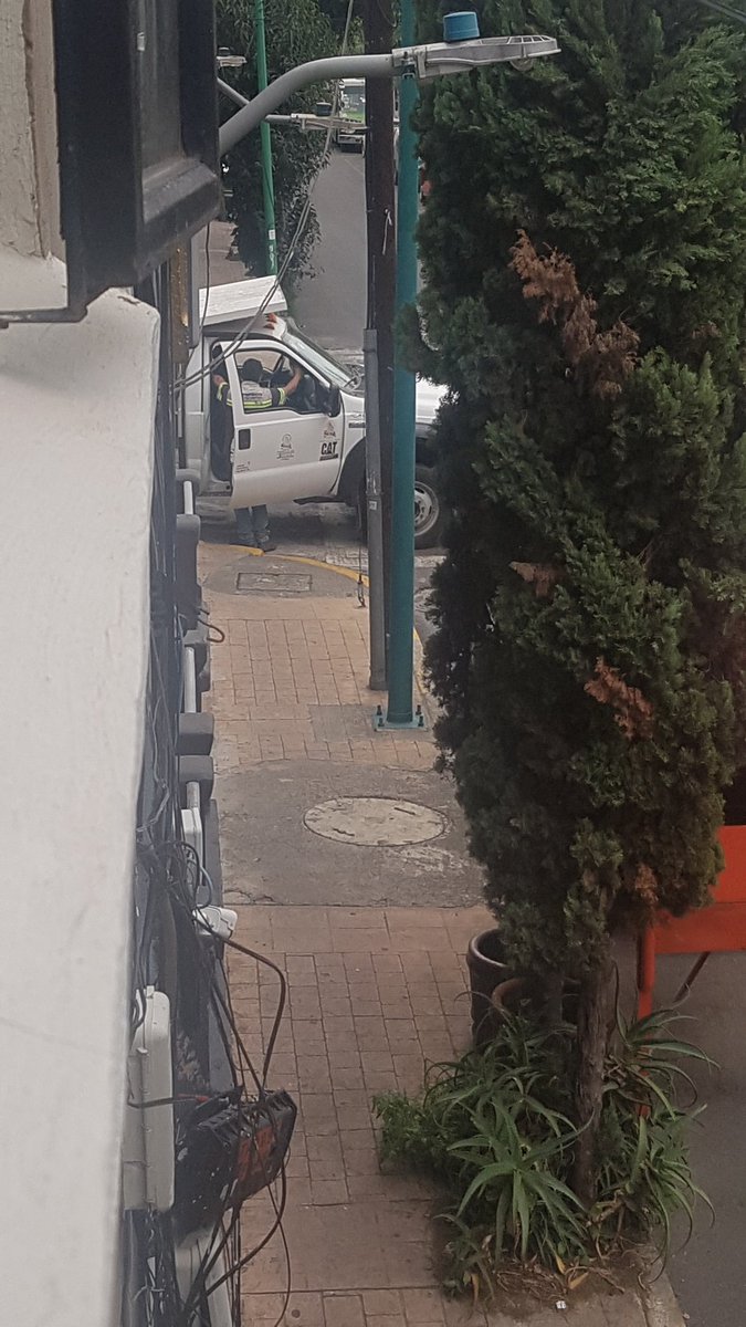 mikhern9's tweet photo. @UCS_GCDMX @C5_CDMX @AlcaldiaMHmx @SSC_CDMX  camioneta obstruyendo el paso peqtonal y rampa desde hace 2 hrs y no se mueven ni por que se les pide, ademas en esa misma calle una PULQUERIA pone cosas para que no se estacionen frente Golfo de tehuantepec Tacuba Miguel Hidalgo https://t.co/qRun8KCQTK