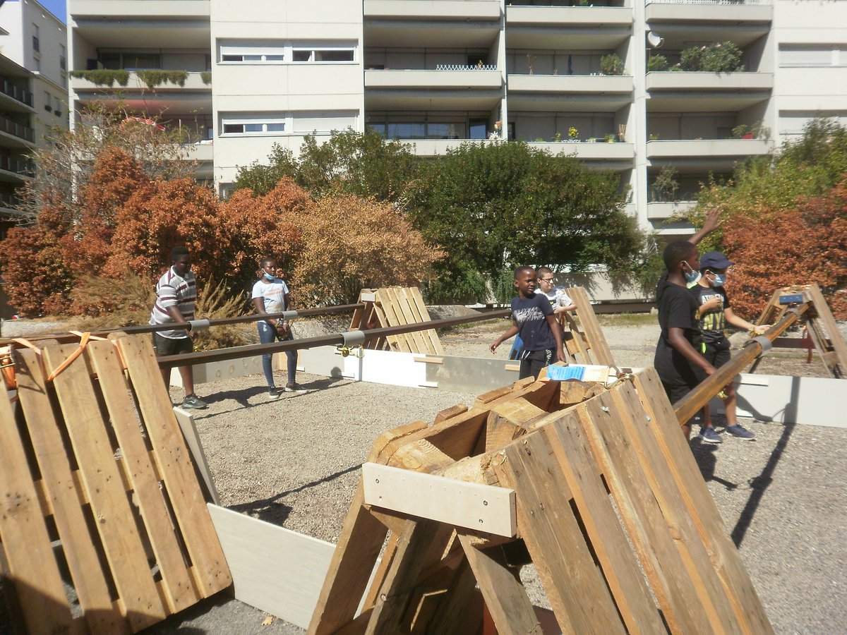 BarellesB's tweet photo. city stade sur la résidence. Bravo aux jeunes qui ont bien voulus malgré la chaleur participer à la réalisation. https://t.co/YzniPwh96E