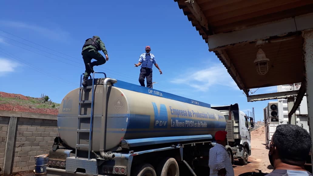DanteRivasQ's tweet photo. Nos informan que las 6 gandolas de diésel que enviamos a la #IslaDeCoche ya están en la planta de @CorpoelecNE_ descargando el combustible junto con los trabajadores, la Milicia Bolivariana, la #GNB y los concejales bolivarianos de #Villalba Adelante! #JuntosVenceremos https://t.co/1e2CRaRp1j