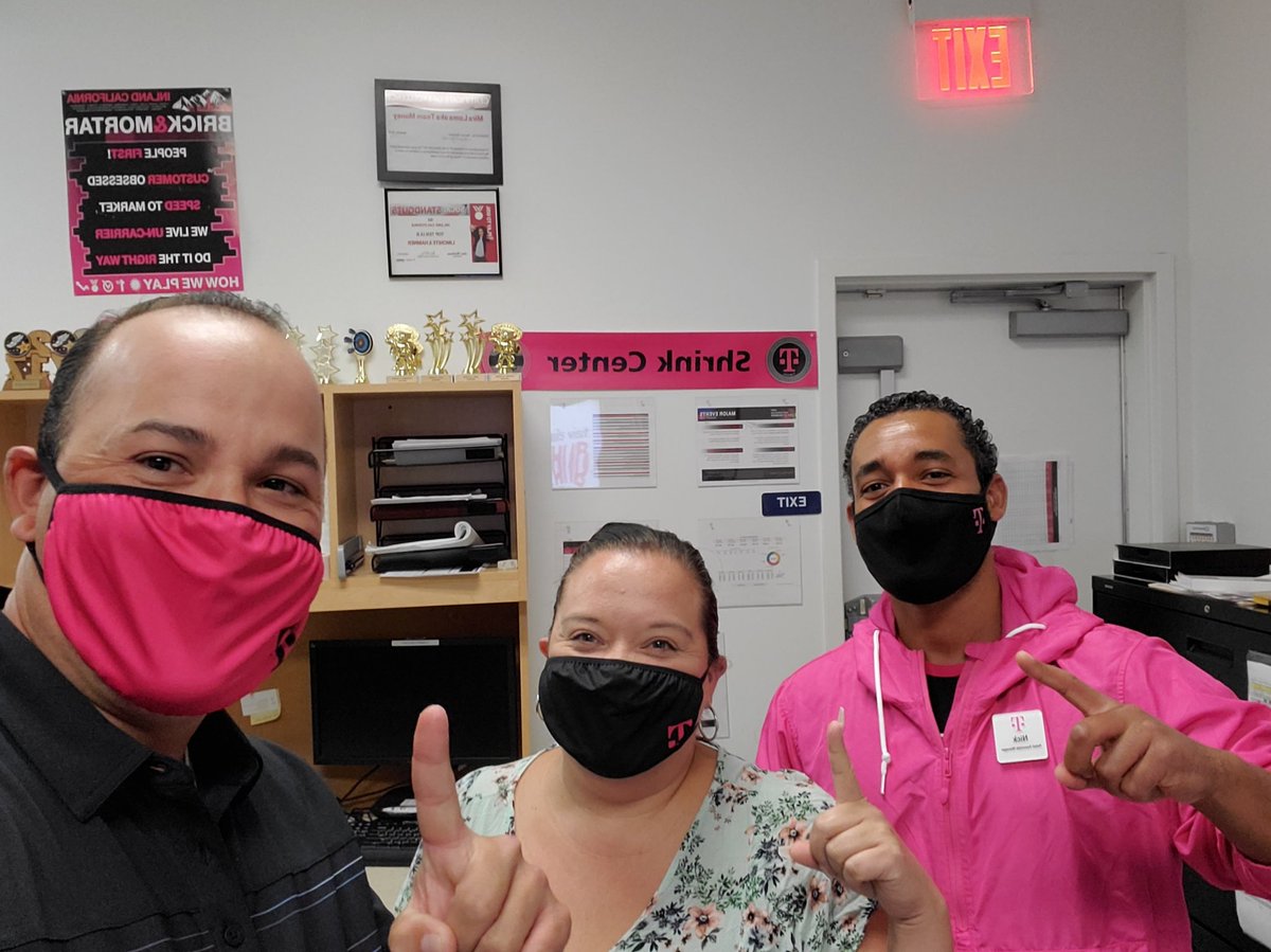 Teamwork makes the dreamwork
 Introducing our New Business AE to our Mira Loma Tmobile #Business #Businessinretail <a href="/AbrahamBolanos1/">AB</a> @tmobutter