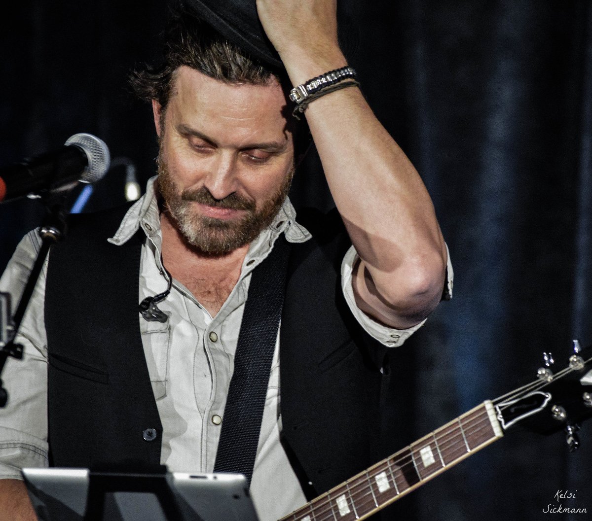archiveRob's tweet photo. #TBT @RobBenedict at #HousCon 2017. ❤ 📸: @KelsiSPhoto https://t.co/cnybcDZDgz