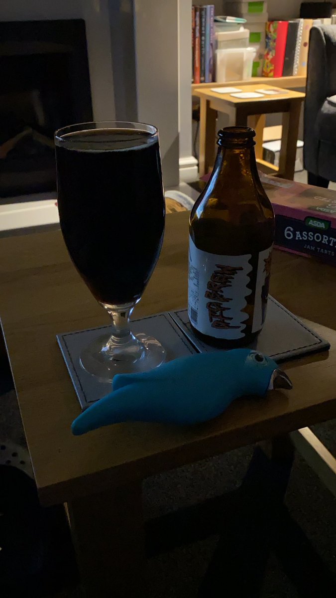 #beerbods Happy Birthday 🥳, use a knife for the wax then standard from there. Nice and smooth reminds of my Grandads working mans club. Not my bag but nice for a change. 7/10