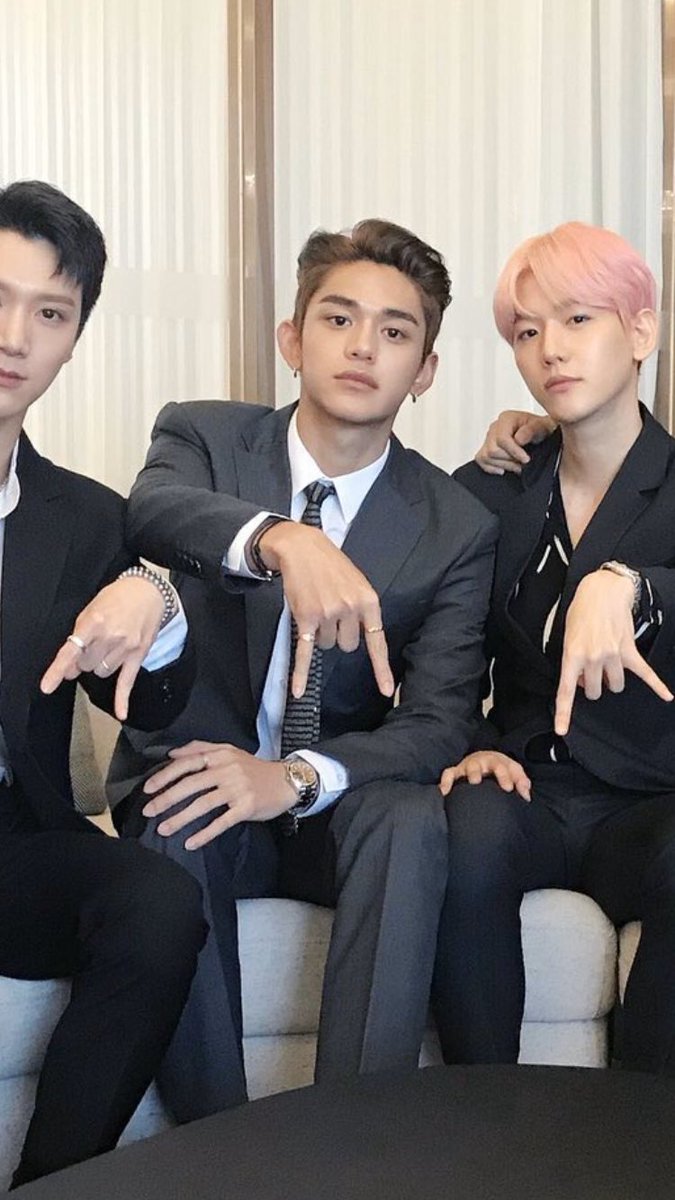 lucas - 4/10hit or miss. sometimes gives us far too much of the middle two fingers. 3 points redacted for whatever’s going on in the last pic, 2 points added for hand size