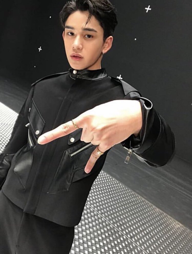 lucas - 4/10hit or miss. sometimes gives us far too much of the middle two fingers. 3 points redacted for whatever’s going on in the last pic, 2 points added for hand size