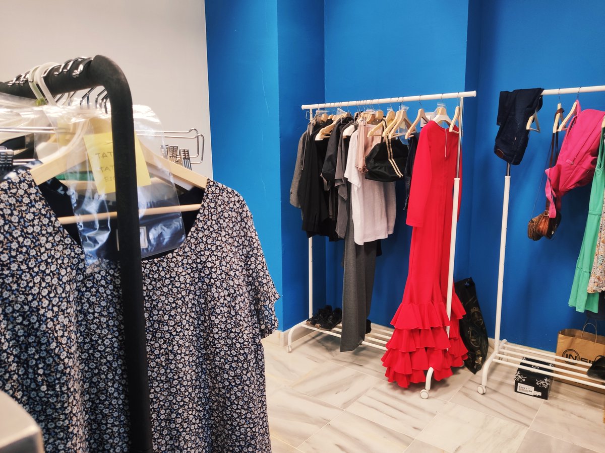 Y así es como Vestuario, Maquillaje y Peluquería hacen magia que luego disfrutaremos en pantalla.

#cortoduende #colibrifilms #maquillaje #vestuario #produccion #audiovisual