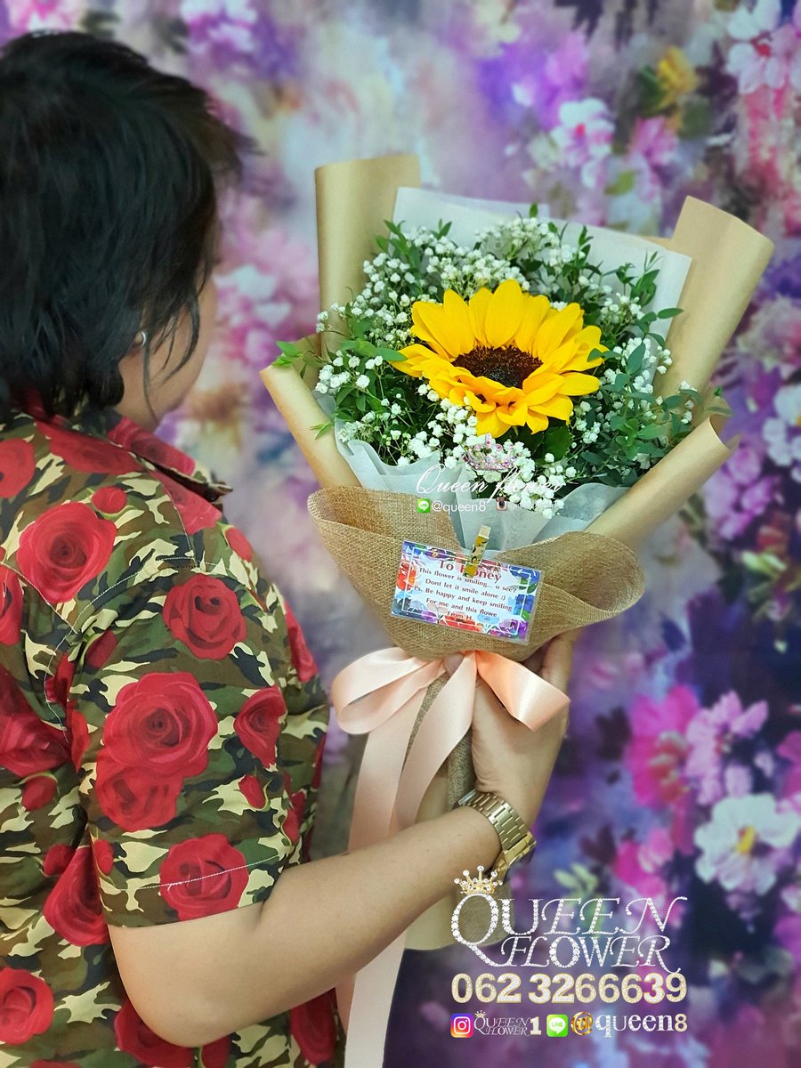 queenflowerthai's tweet photo. ช่อทานตะวัน ช่อพีโอนี่ ดอกเดียว #ร้านดอกไม้นครปฐม #ร้านดอกไม้ศาลายา โทร.0623266639 #queenflower #ร้านจัดช่อดอกไม้ https://t.co/7nYVoirEn9