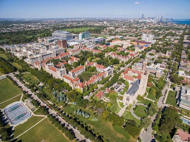 Ini adalah foto kampusku yang nampak asri dan megah dengan Midway Plaisance bekas World’s Columbian Fair di kiri bawah.Beberapa blok dari sini, pemandangannya berubah 180 derajat dengan tingkat kemiskinan dan kriminalitas yg lebih tinggi dibanding area elit seputar kampus.