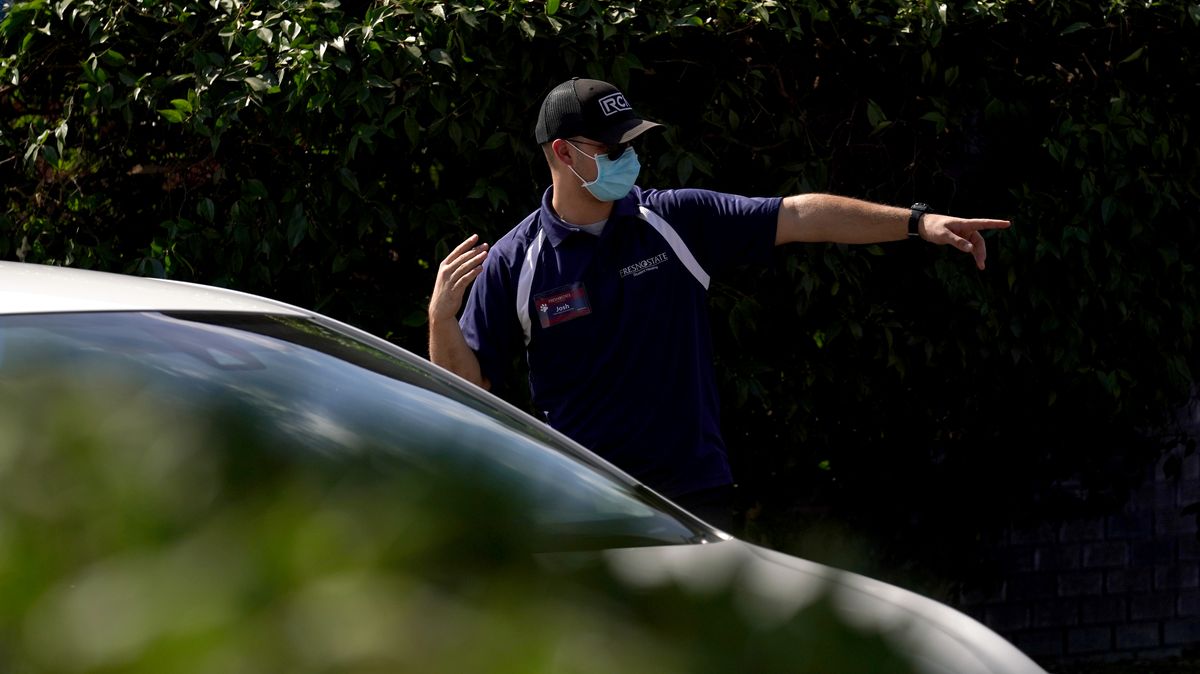 Fresno_State's tweet image. Working or learning on campus this semester? DON'T FORGET 👉 you'll need to complete your daily screening questionnaire before arriving.

It's quick and easy to do in the Fresno State app. Learn more: bit.ly/3h8yAVd