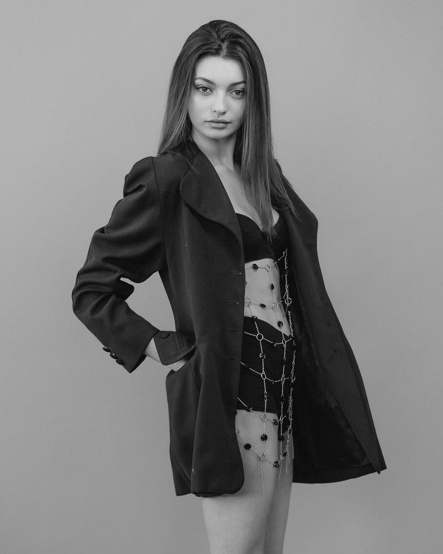 StyleTarot's tweet image. 《HANDMADE JEWELRY》

🔝Sabías que el Vestido Astrid está hecho a mano con la técnica de engarses, cadenas, argollas y gemas acrílicas .Técnica que nació con el genio @pacorabanne en 1960 el maestro del metal que revoluciono la moda con su técnica de costuras sin hilo y aguja 🔝