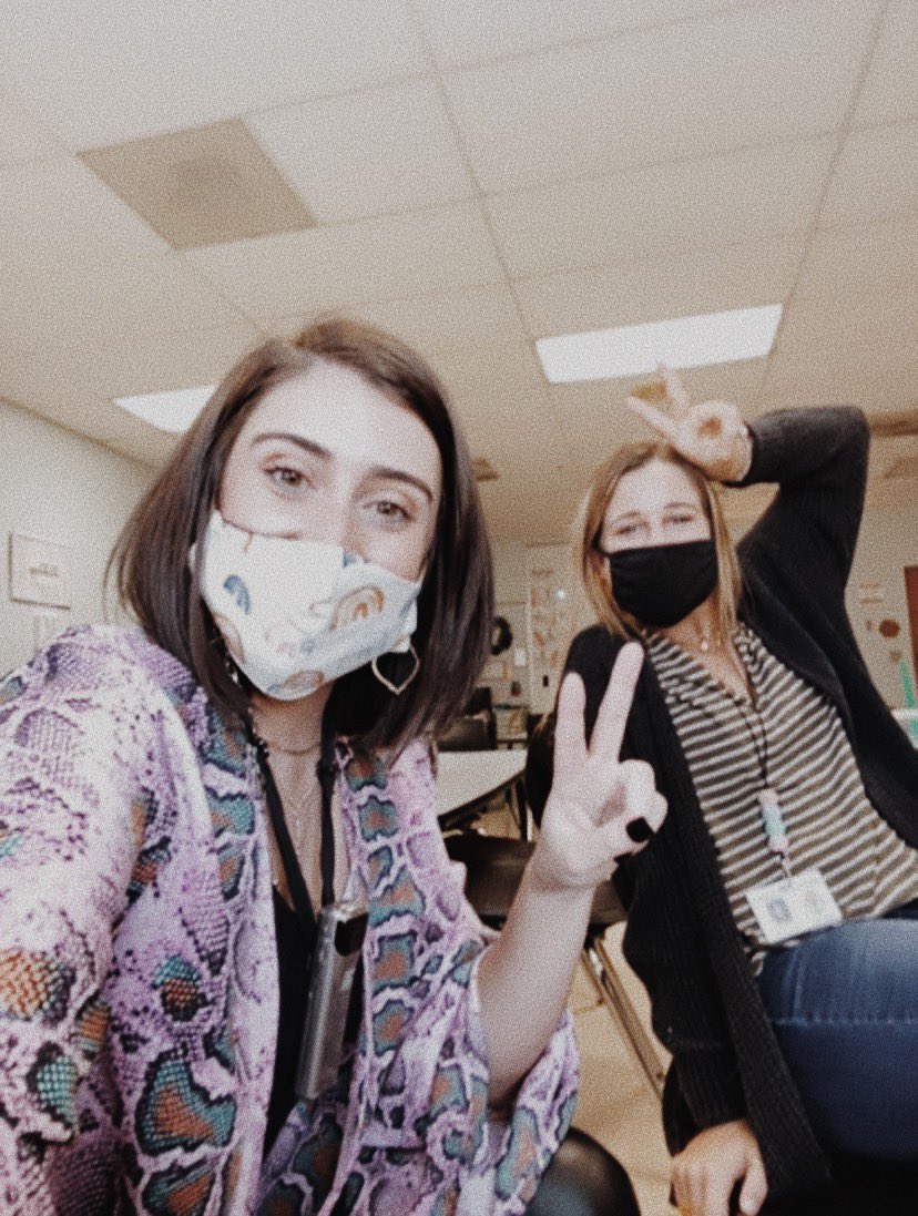 tweetsfrom_mrsg's tweet photo. @MiddleMsHenley &amp; Mrs. G reporting for Zoom duty! We had a blast meeting our virtual kiddos! @TweetDCS_DCMS #TeamDCS #raisingthebar https://t.co/dxMz36UR6A