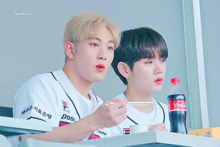 trangnim7's tweet photo. Bức ảnh đầy sự hưởng phấn dễ thương của 2 bạn nhỏ Baekren làm tôi đốn tim từ năm ngoái nè 😍😍😍

#baekho #민키 #baekren #민키 #baekho https://t.co/KLaxr8OJtv
