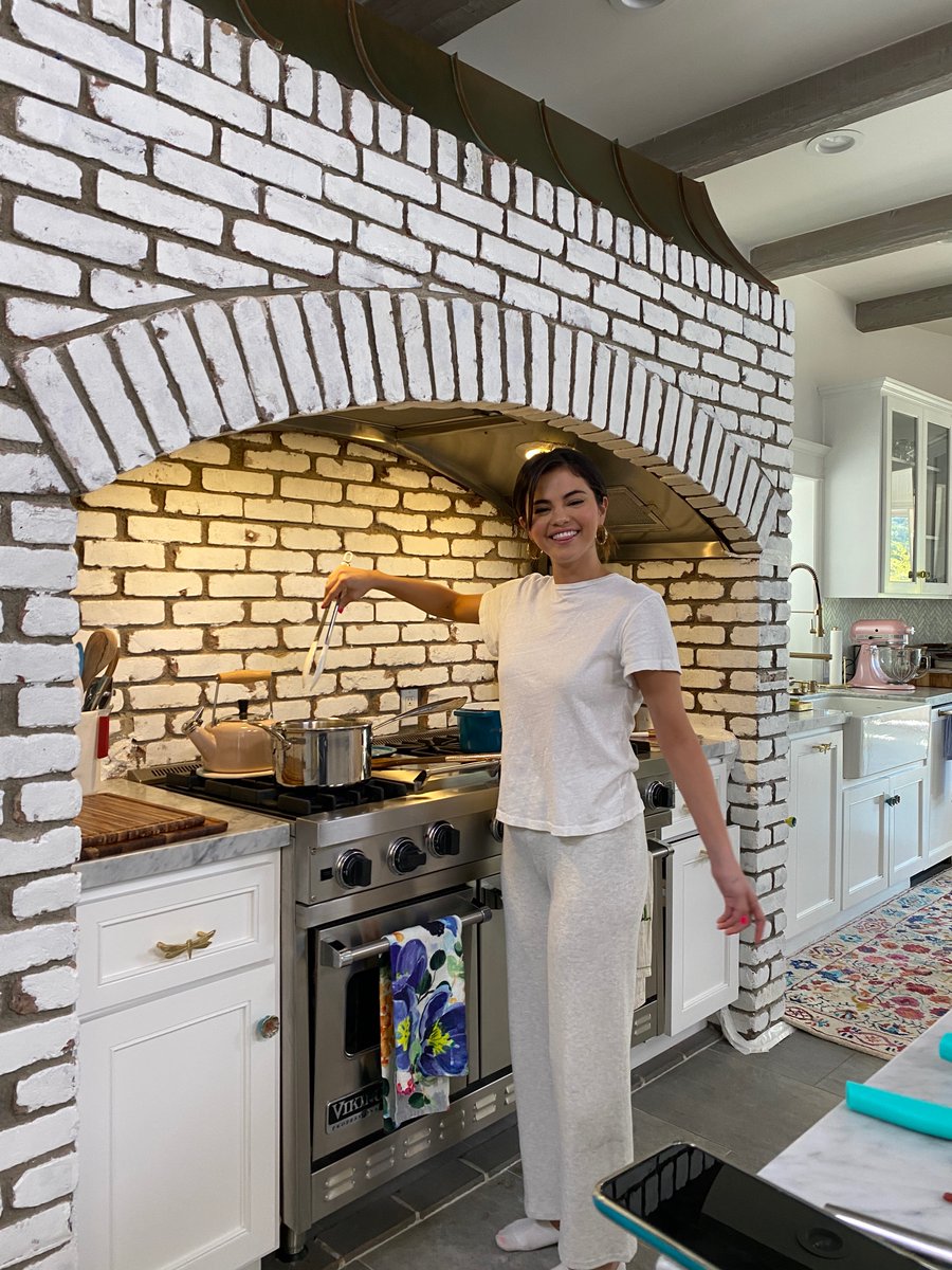 Selena Gomez on Twitter: "Who's ready for what's cooking (burning?) -new episodes and recipes out today on @hbomax @maxPOP https://t.co/gF0PX1mMBj" / Twitter