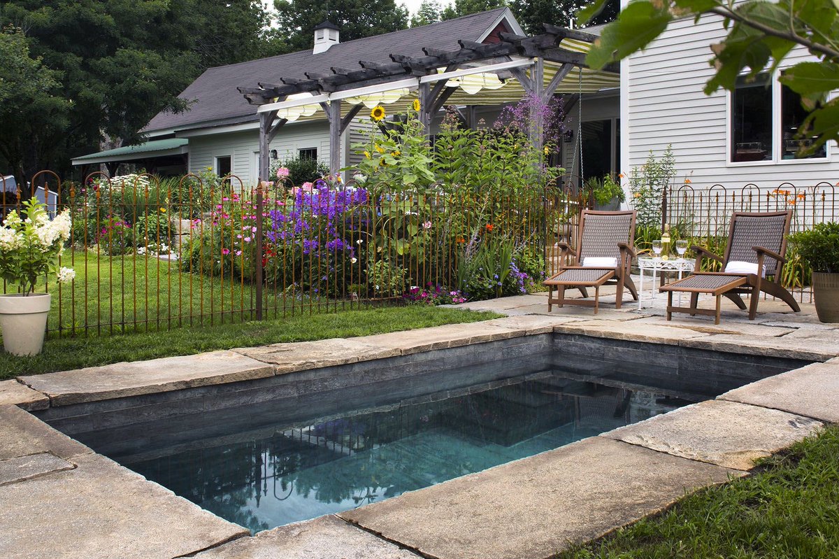 SoakeSales's tweet image. This garden side Soake Pool is the perfect place to enjoy the warm summer breeze. ☀️This client choose a rustic stone to surround their flush pool with for a beautiful natural look.

PC 📸 Murphy Fotoimagery

#plungepool #soakepool #soakepools #garden #backyardoasis #pool