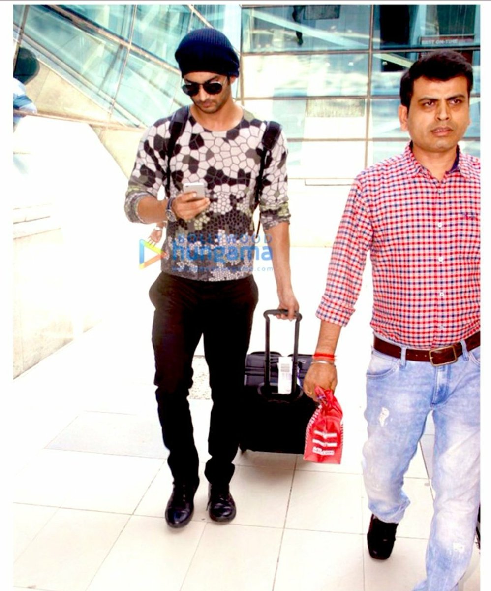 The man in white is supposedly Suraj Singh.He is seen with Rhea and her family at Cooper hospital and also with Sandip Ssingh on the same day.He is one of the directors of the company "Dhoni Entertainment Private Limited". #CBIInMumbai