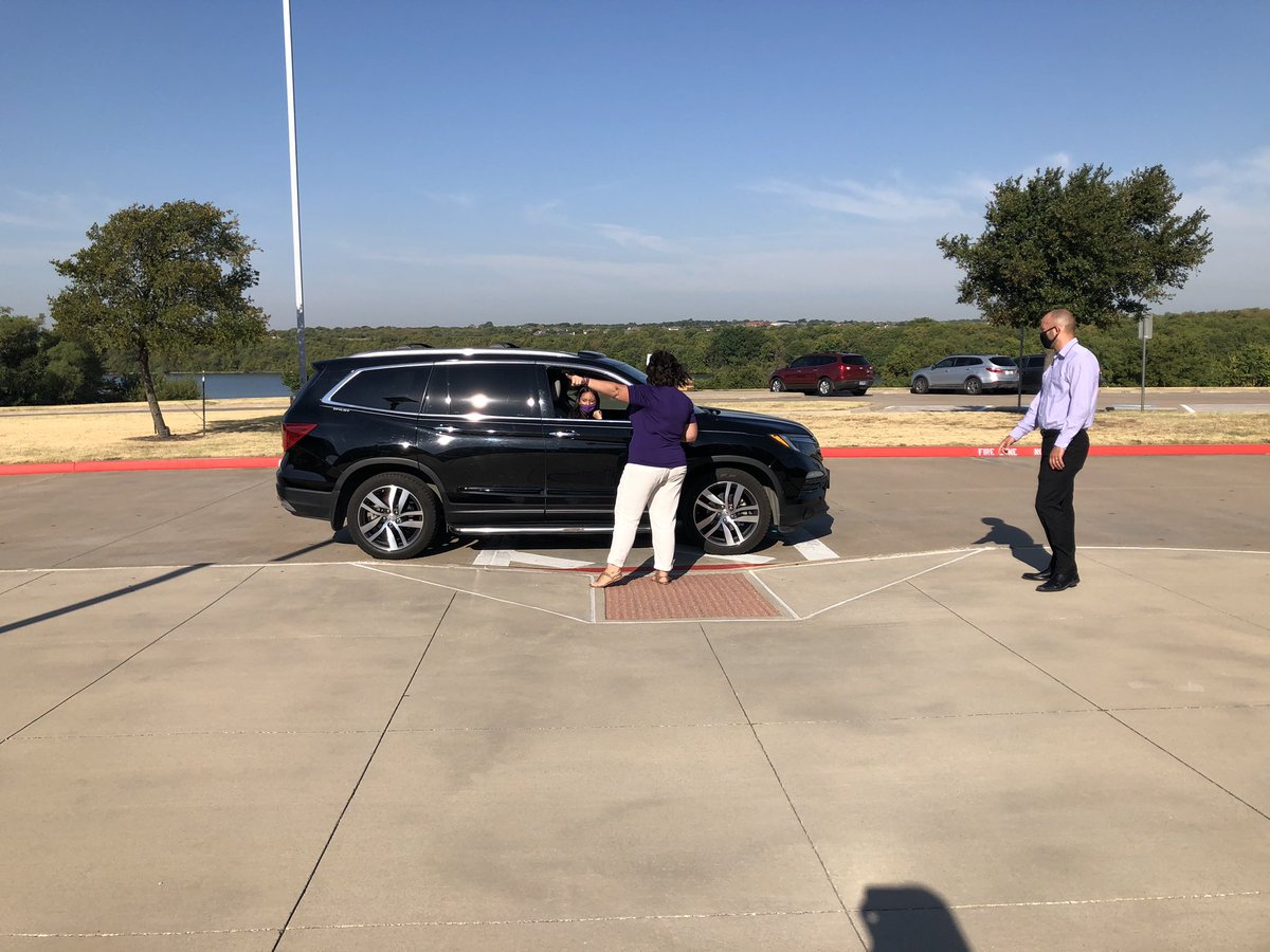 StacyDonalson's tweet photo. Our @ChisholmTrailHS leaders helping with all the things to get up & running virtually this morning on the 1st Day @ The Trail @EMSISD #EMSproud #EMSfirstday2020 #RangersRide https://t.co/Z4ktd1U59m