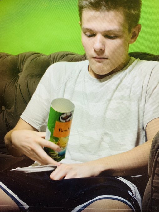 Pringles or dick? Find out in our new video?? https://t.co/FutFZyjvVB https://t.co/uSIhkhTpXa