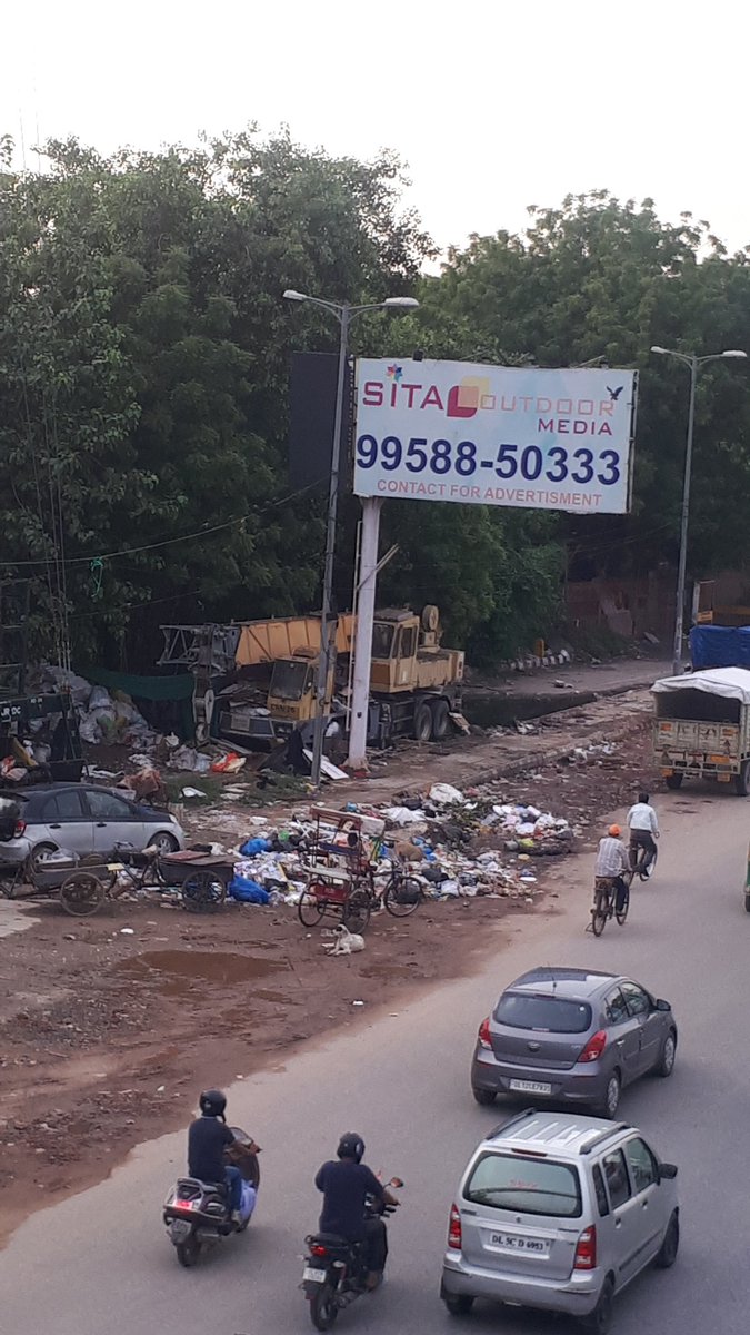 kohli_anju's tweet image. कूड़ा वही, फोटो नई! 
#SameLocation photo changed...पर हम कूड़ा नही  हटायेगे! @OfficialSdmc इसीलिए   #SwacchSurvekshan2020  मे 👎