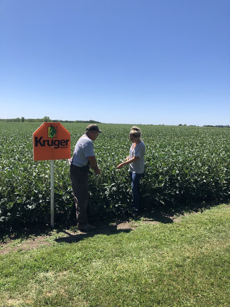 AtishaBruce's tweet photo. Always happy to help a customer identify some in season concerns while still practicing safe distancing! Comment below how you’re having to show up differently this year! ⁦@Kruger_Seeds⁩ ⁦ https://t.co/PVi9mSUIwx