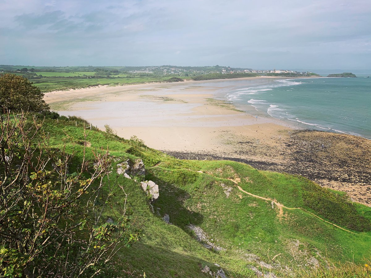 This afternoon’s view from Giltar Point overlooking Tenby’s long stretching South Beach <a href="/DerekTheWeather/">Derek Brockway - weatherman</a> <a href="/Ruth_ITV/">Ruth_TV</a> <a href="/behnazakhgar/">Behnaz</a> @TenbyOfficial <a href="/S4C/">S4C 🏴󠁧󠁢󠁷󠁬󠁳󠁿</a> @ShoutOutWales <a href="/S4Ctywydd/">S4C Tywydd</a> <a href="/BBCWalesNews/">BBC Wales News</a>