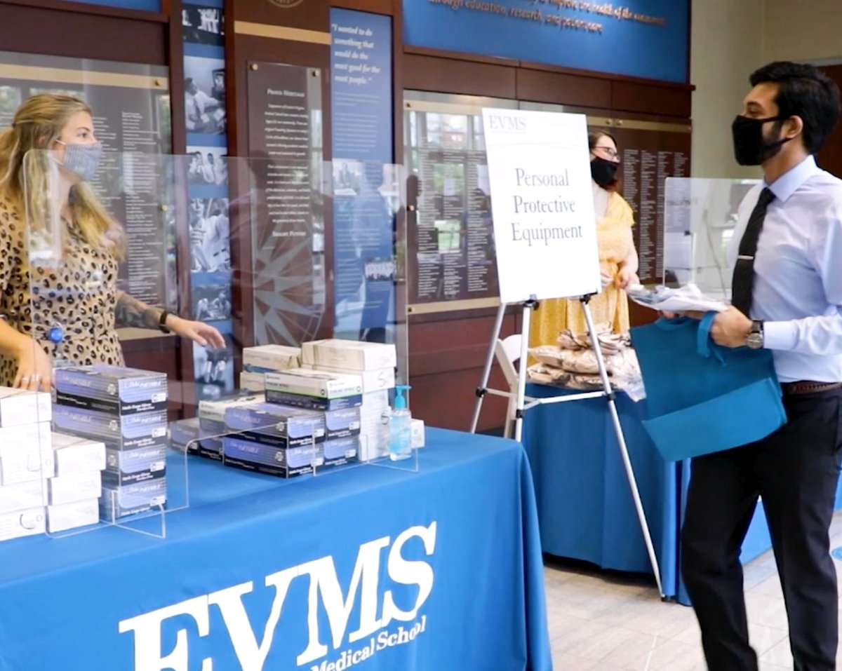 EVMSedu's tweet photo. It's back to school for these students who are #New2EVMS! #medschool #MDlife #medmasters #backtoschool #futurephysician #futureMD https://t.co/iPUHFQW6Cr
