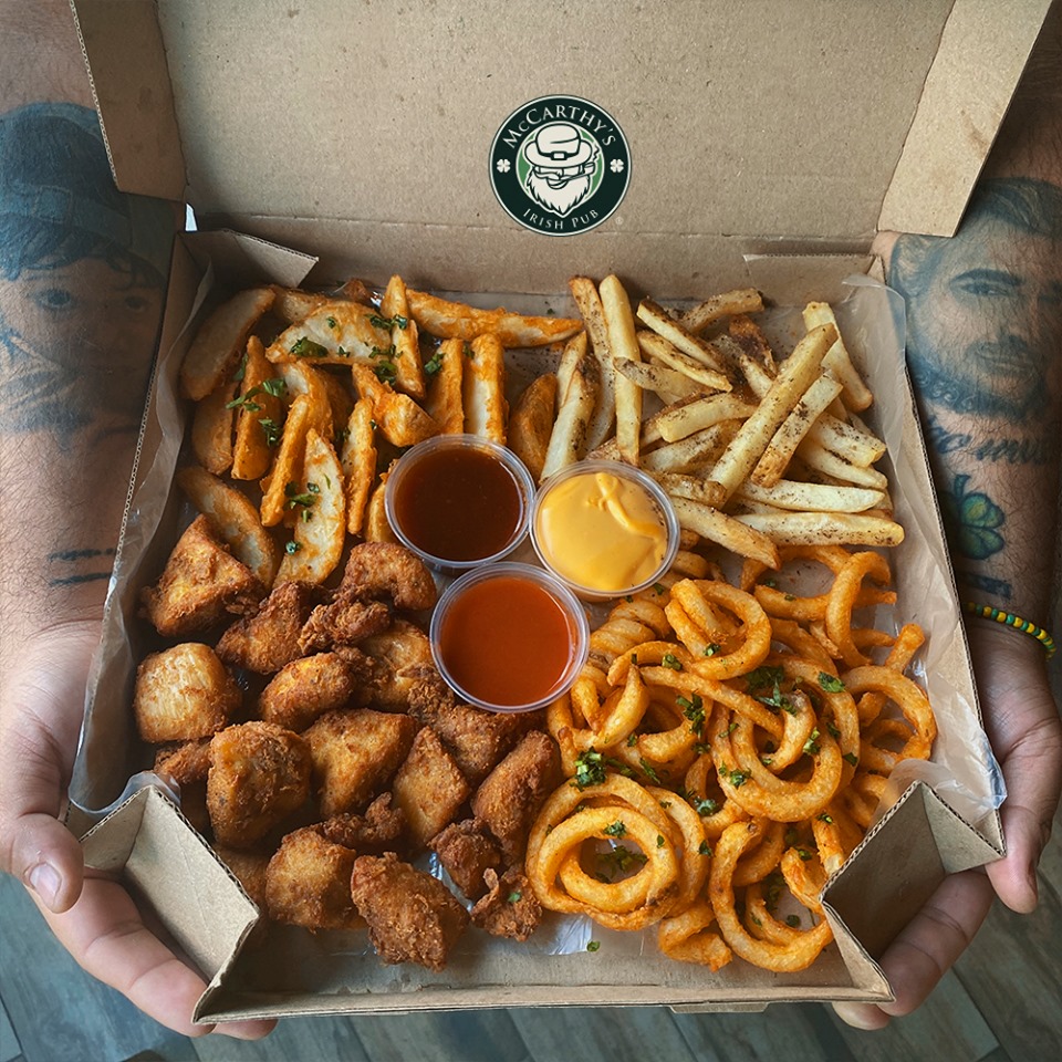 ¡Banda hoy jueves 20 de Agosto celebramos el Día Mundial de la papa frita con un Box especial que te encantará!
Yeah no te pierdas el #MadnessFriesBox 

Disponible a un súper precio sólo este jueves 20 de agosto.

Pick up y salón: $139
Delivery: $149

#LetsRock