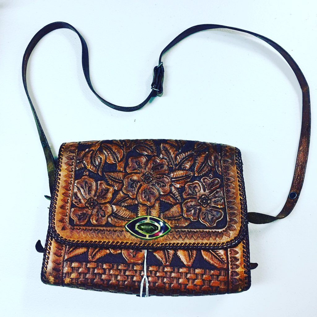 TheAntiqueNomad's tweet photo. This stylish tooled leather handbag has a sordid past! These were made in the 1950s by inmates at the Kentucky State Pen as a skills training course, collectible now for that reason alone
#theantiquenomad #vintagepurse #vintagehandbag #1950sstyle #tooledleather #prisonmade https://t.co/EKAYdFCsFt