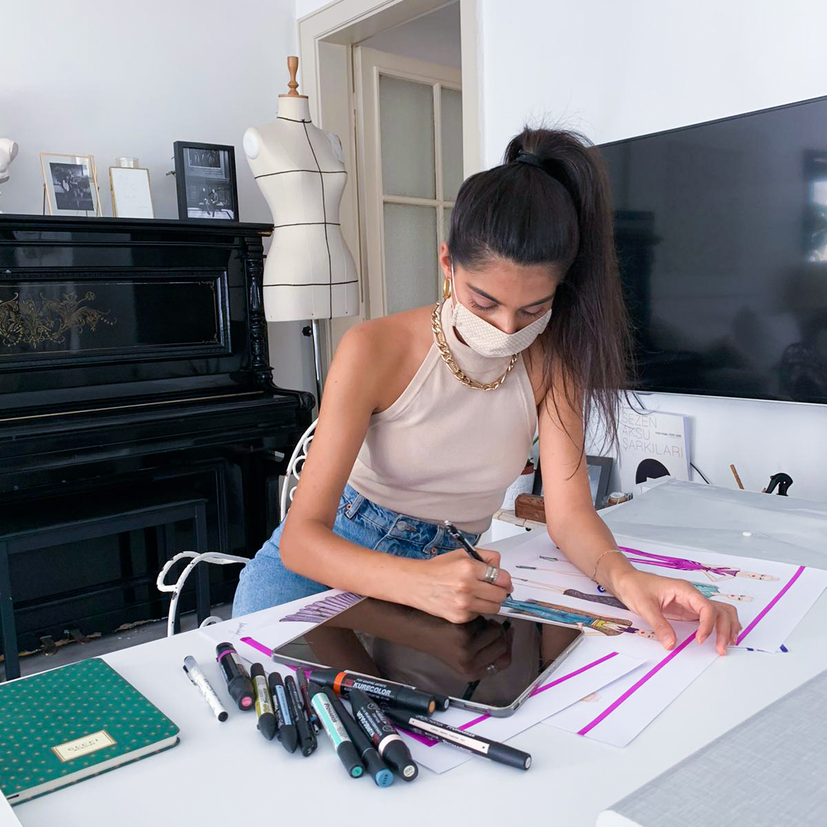 inditexcareers's tweet image. ¡Nos encanta ver a nuestras personas viviendo su pasión por la moda! Neslihan, del equipo de @ZARA en Zorlu, Turquía, se inspira con su trabajo en tienda cada día, mientras sigue trabajando en sus diseños. #morethanajob #inditexcareers