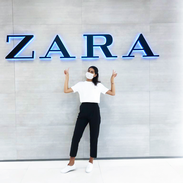 inditexcareers's tweet image. ¡Nos encanta ver a nuestras personas viviendo su pasión por la moda! Neslihan, del equipo de @ZARA en Zorlu, Turquía, se inspira con su trabajo en tienda cada día, mientras sigue trabajando en sus diseños. #morethanajob #inditexcareers