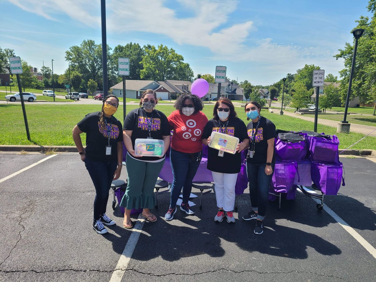 rozrwelch's tweet photo. Stopped by William Wells Brown Elem. today for their back to school bash. @Target #t3313 #t0366 #t1094 #t2728 donated funds for reading and math toolkits. A total of 630 kits will go home with students today. #BestInCommunity #ServingThruCovid @tfarmer216 @I_Tob26 @brioakes23 https://t.co/WdmPyAPRcW