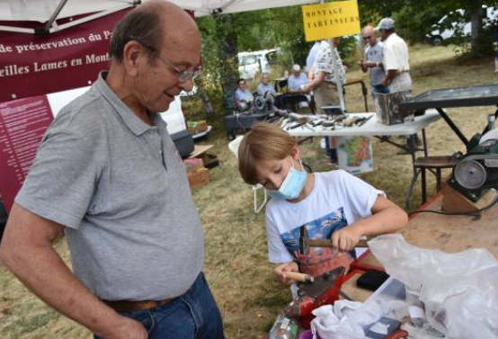 montagnethiers's tweet photo. Sur le marché des artisans du Festival des insectes, jusqu'au 22 août, à la Cité de l'abeille à #Viscomtat (#PuydeDôme)
https://t.co/ihB0o0VoLJ https://t.co/Rj8beb7n97