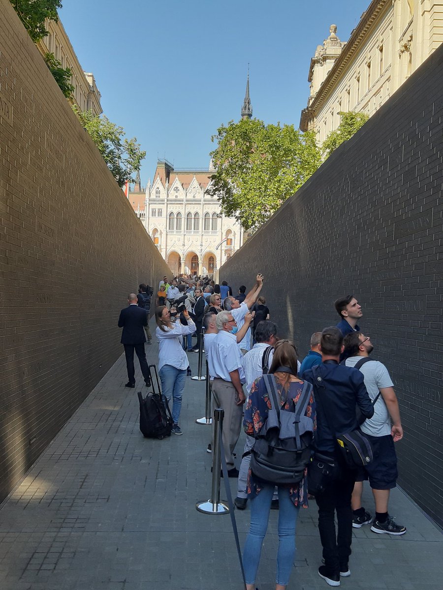 Viktor Orbán unveiled today the National Unity Memorial, prepared for the centenary of the  #Trianon Treaty. It's a 100 meters long ramp, descending 4 meters underground, covered with names of 12.5 thousand towns of the Kingdon of Hungary in its pre-1920 borders.Thread w/pics