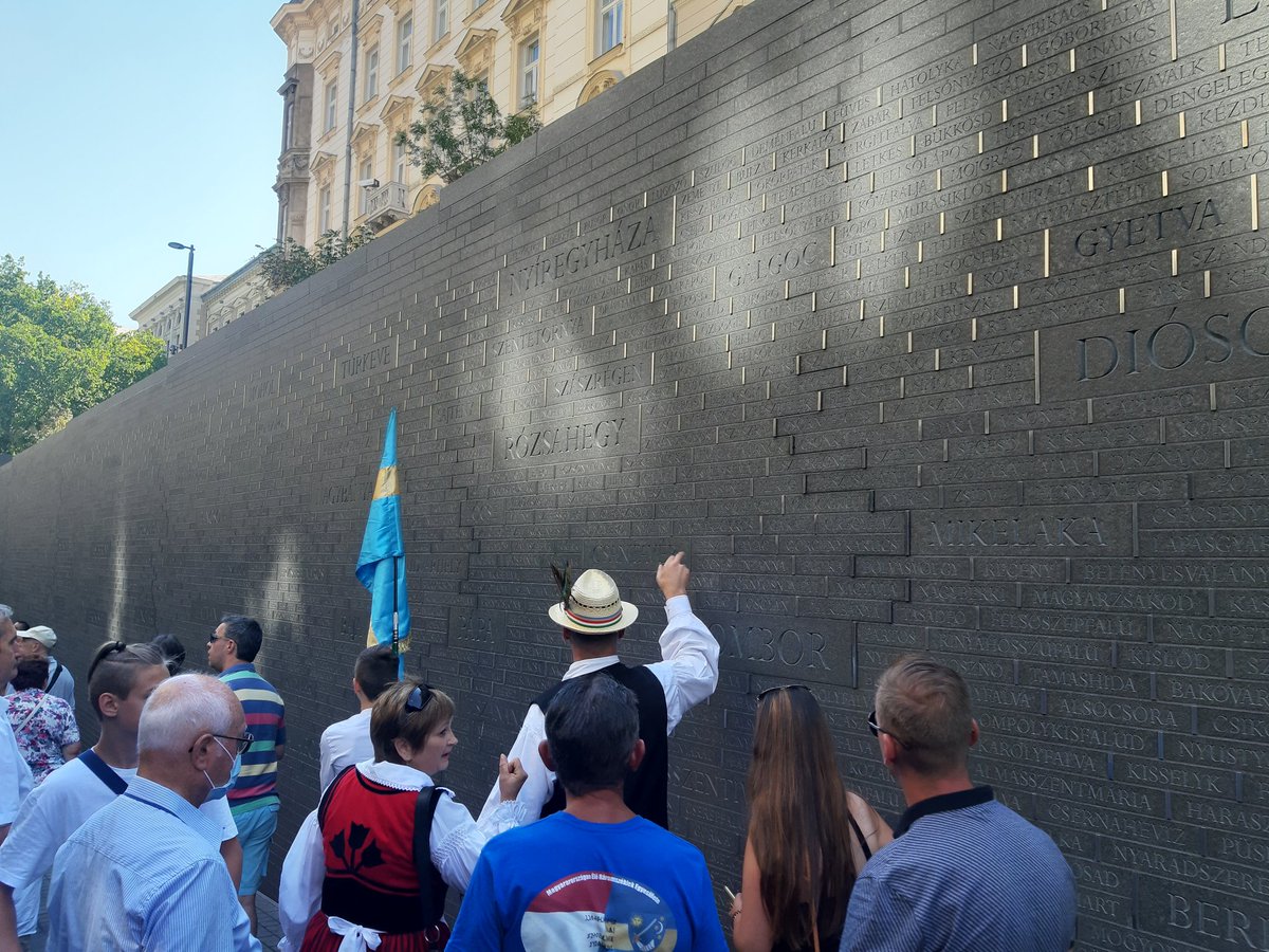 Viktor Orbán unveiled today the National Unity Memorial, prepared for the centenary of the  #Trianon Treaty. It's a 100 meters long ramp, descending 4 meters underground, covered with names of 12.5 thousand towns of the Kingdon of Hungary in its pre-1920 borders.Thread w/pics