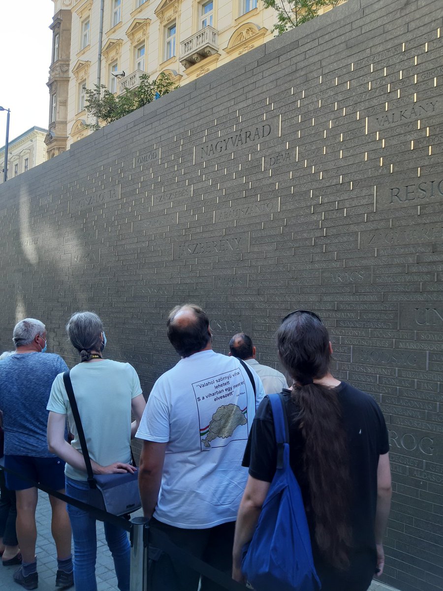 Viktor Orbán unveiled today the National Unity Memorial, prepared for the centenary of the  #Trianon Treaty. It's a 100 meters long ramp, descending 4 meters underground, covered with names of 12.5 thousand towns of the Kingdon of Hungary in its pre-1920 borders.Thread w/pics