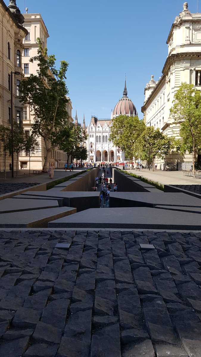 At the end of the ramp there is a cracked granite block symbolizing today's Hungary and its current 7 neighbour countries, with an internal flame inside.