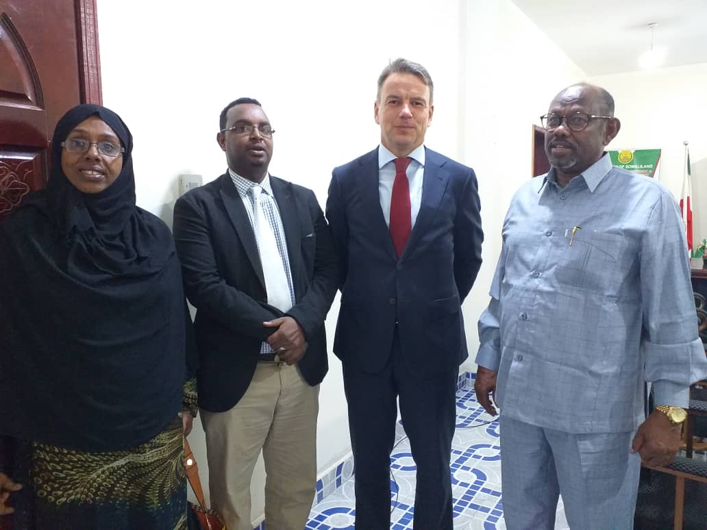 christianfbach's tweet photo. I Somaliland. Nu skal vi have lavet den @FairFishing  fiskefabrik med eksport, arbejdspladser, indkomst. Gode møder med ministre, fiskere og fiskehandlere. @warfairdk PS Og ingen Coronavirus siger de..... https://t.co/MkuCvd3Y5m