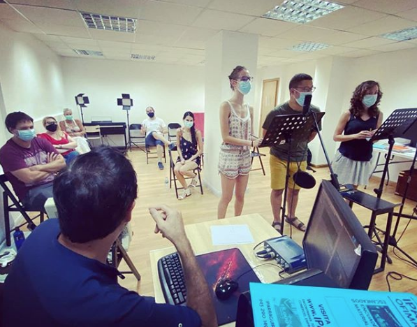 BINAHICASTING's tweet photo. Gaur Abuztuko bikoizketa intentsiboko ikasleen azken eguna!

Urrian berriz ikusiko dugu elkar!

¡Último día de nuestros alumnos de intensivo de doblaje de agosto!

Nos vemos en octubre!

#binahi #binahiakademy #bikoizketa #doblaje #kurtsoa #interpretazioa #curso #interpretacion https://t.co/ZLd64EnTvO