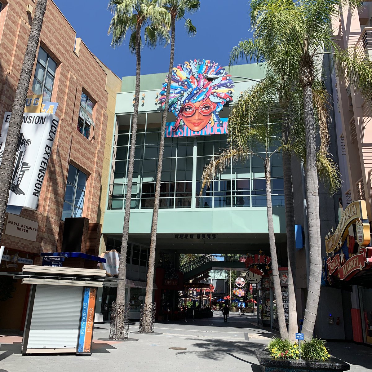 CowMissing's tweet photo. Did you know Universal CityWalk Hollywood houses 20+ vintage neon signs? #UniversalCityWalk #CityWalk #CityFood #CityWalkLA #PalmTrees #Summer2020 #CityWalkHollywood #UniversalHollywood #Summer2020 #UniversalStudios #FountainCourt #Universal #NeonSign @CityWalkLA @UniStudios https://t.co/wOsDrb6Z7m