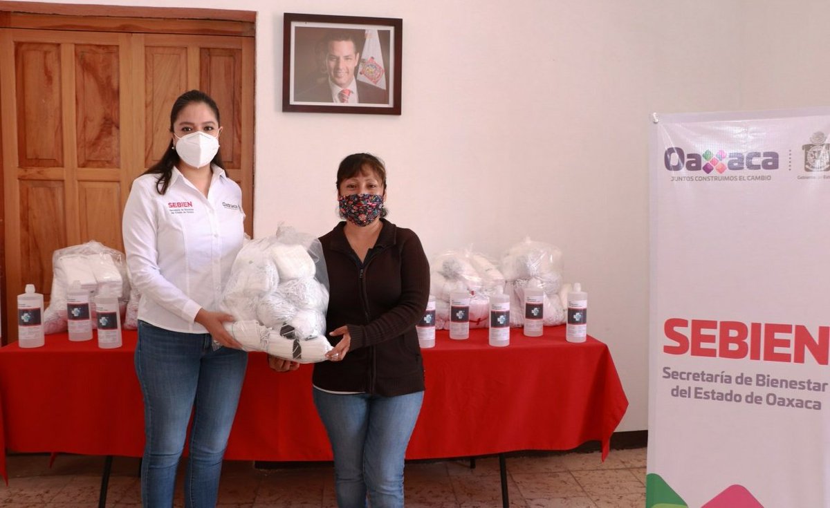 Yola_MartinezL's tweet photo. Realicé la entrega de insumos sanitarios y material de protección  a la Presidenta Municipal de San Juan Ihualtepec, Gloria Elda Martínez Ortiz.

Atendemos el llamado del Gdor. @alejandromurat de acompañar las acciones de los @SSO_GobOax en la Jurisdicción Sanitaria 05. https://t.co/AKXIKgv8fI
