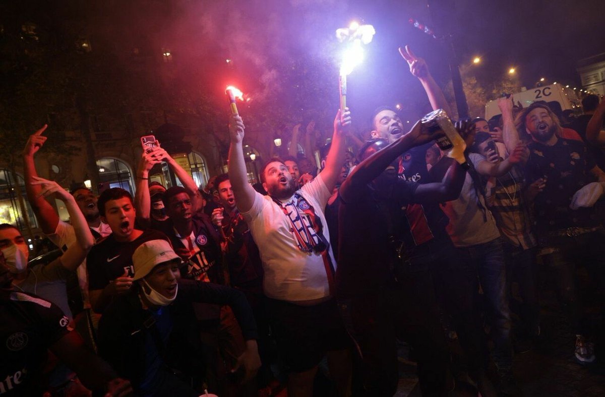 le_Parisien's tweet photo. Marseille : le port du maillot du PSG interdit dans le centre-ville le soir de la finale
➡️ https://t.co/cpzZyIVfUB https://t.co/1a5LeK4ObI