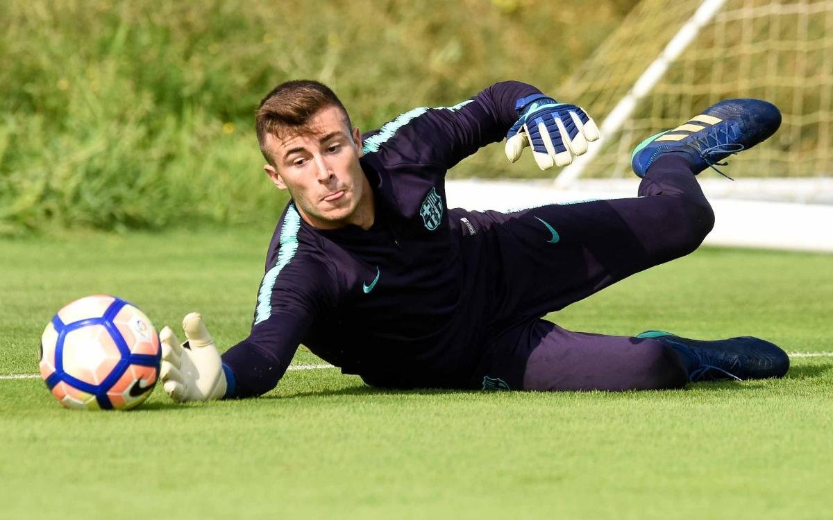 sport's tweet photo. #FCB 🔵🔴

🤔 ¿A quién te gustaría ver en la portería del Barça durante la ausencia de Ter Stegen?

❤️ = Iñaki Peña
🔄 = Neto 

https://t.co/1zN8achjg8 https://t.co/wWieEsMcFI