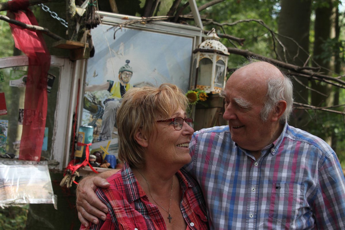 R_mediabase's tweet photo. Wieder ist ein Monat vergangen. Wieder waren wir mit Steffens Eltern an der Gedenkstätte in #Beechtown im #HambacherForst. @Vergissmeynnic1 unvergessen, wie so viele andere. https://t.co/Xvd9be14tX